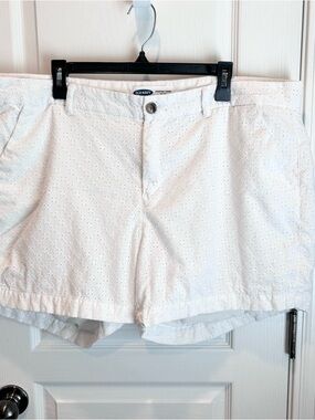 Old Navy Women's White Eyelet Mid-Rise Everyday Cotton Shorts in Size 18